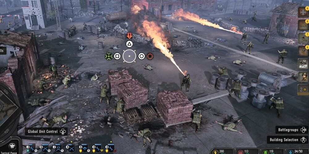 Soldados usando un lanzallamas para quemar un edificio