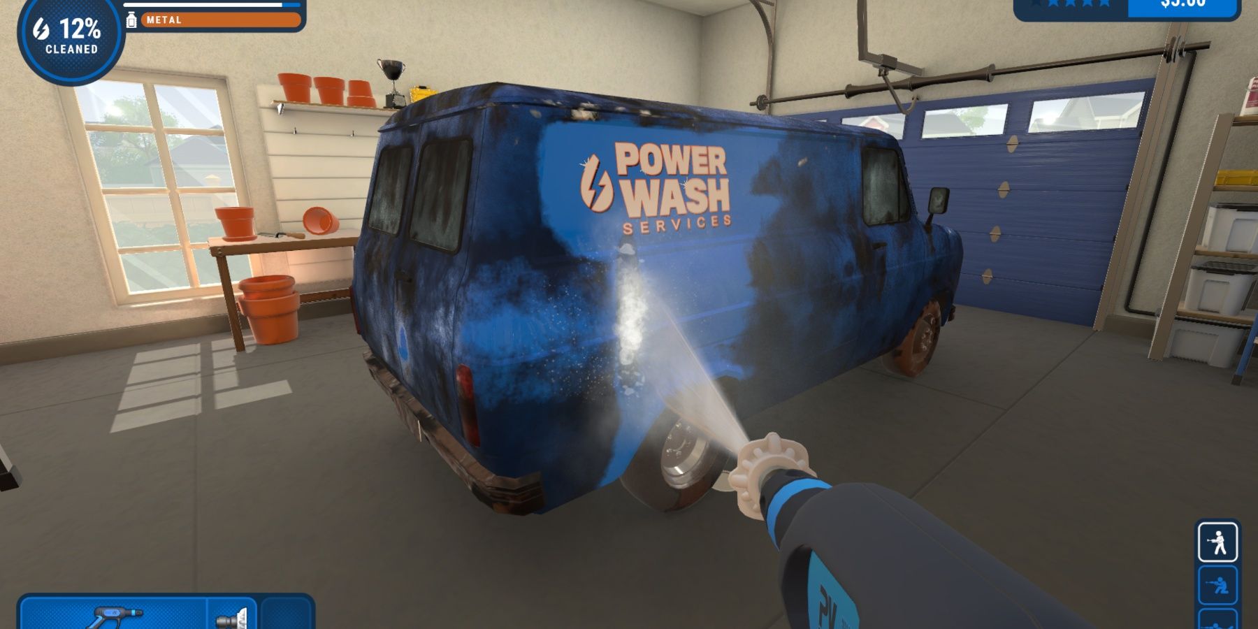 PowerWash Simulator 中一名清洗蓝色卡车的 PowerWasher