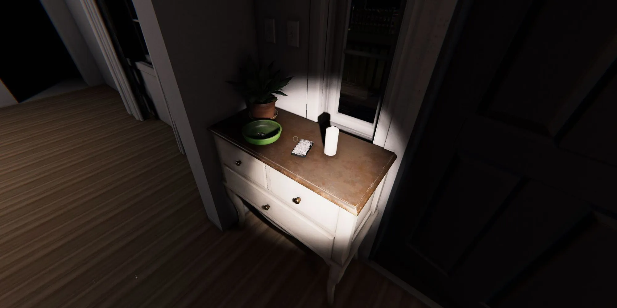 Изображение показывает белый комод с коробкой Таро на верхушке в Ridgeview Court в игре Phasmophobia.