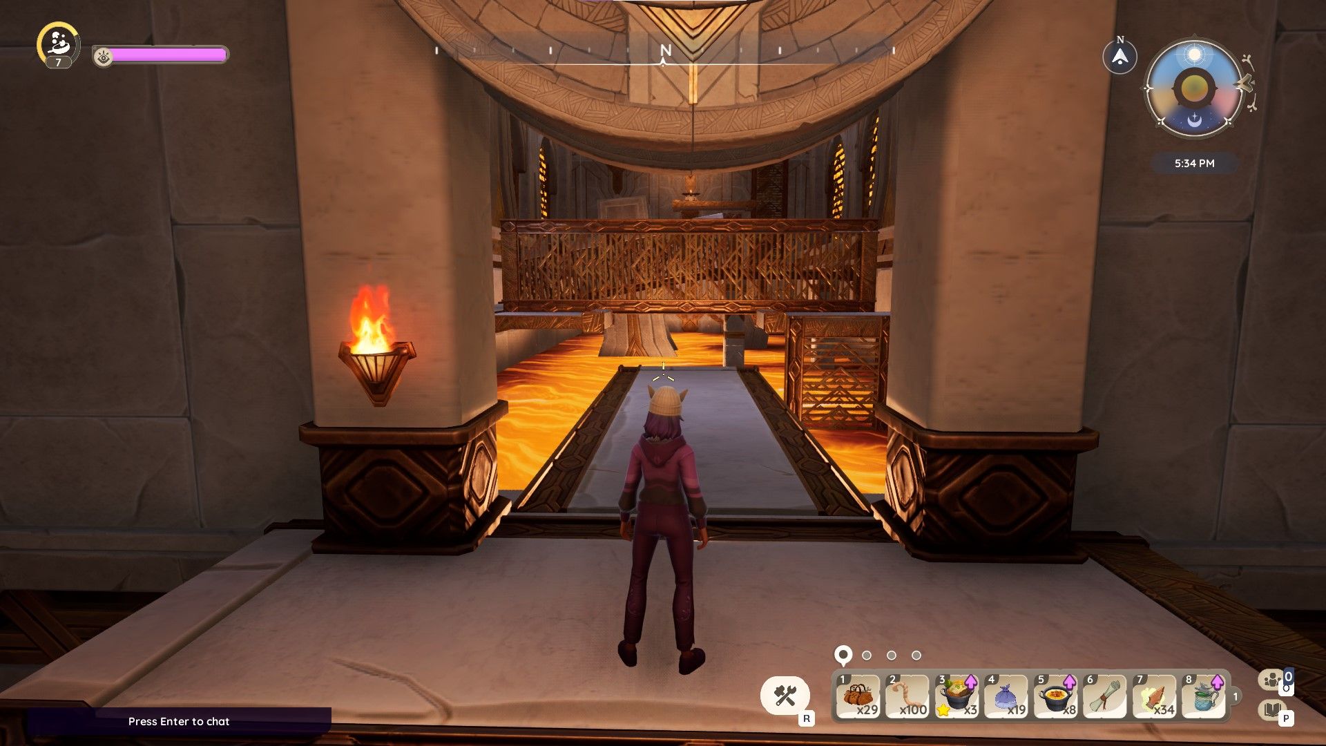 Temple du feu Palia avec un avatar se tenant dans une salle avec des murs d'escalade et de la lave recouvrant la majeure partie du sol.