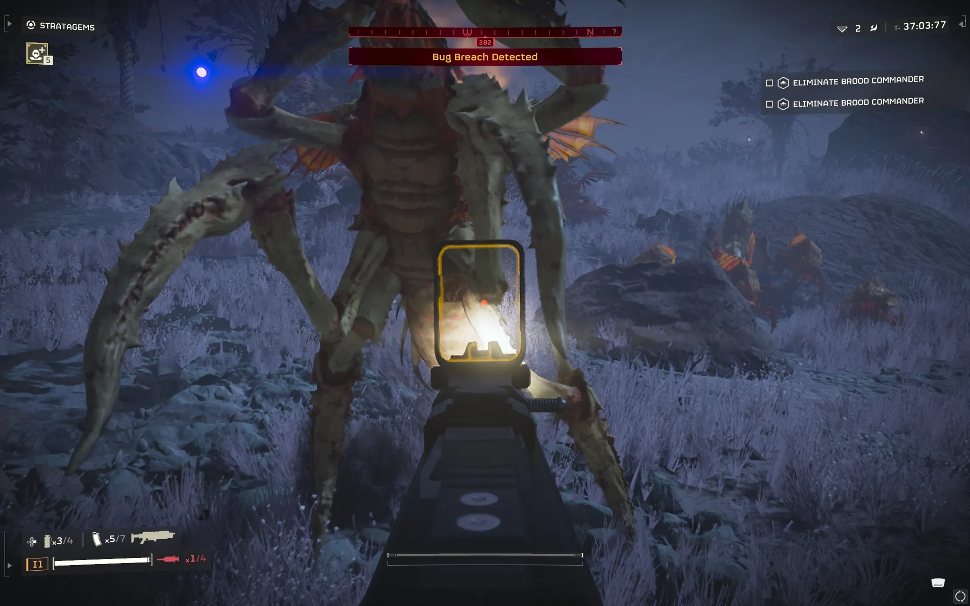 Игрок под атакой во время боя в виде от первого лица в Helldivers 2