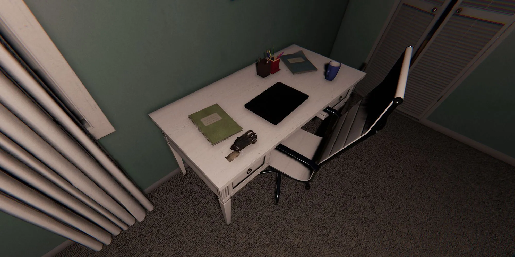 Изображение показывает обезьянью лапу на белом столе рядом с ноутбуком и зеленой книгой в Ridgeview Court в игре Phasmophobia.