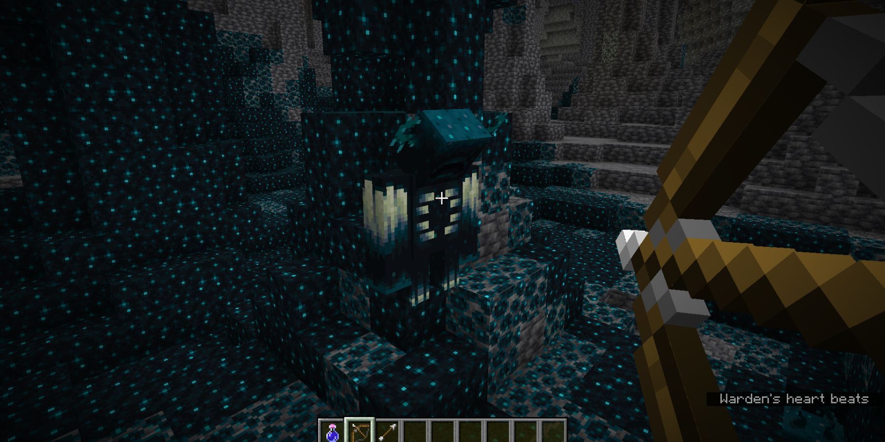 Игрок Minecraft атакует Стража с помощью лука-1