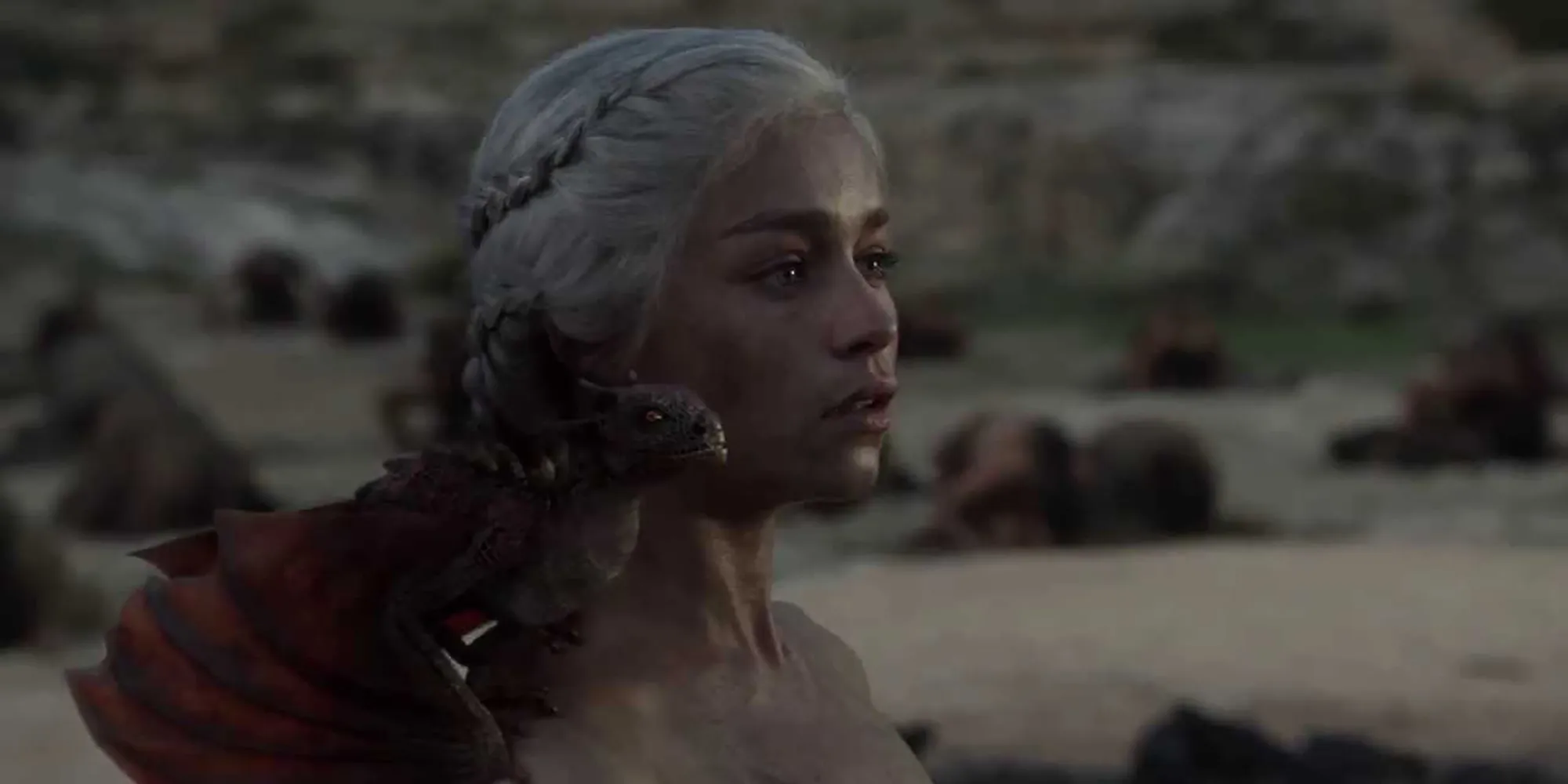 Daenerys con i suoi draghi appena nati