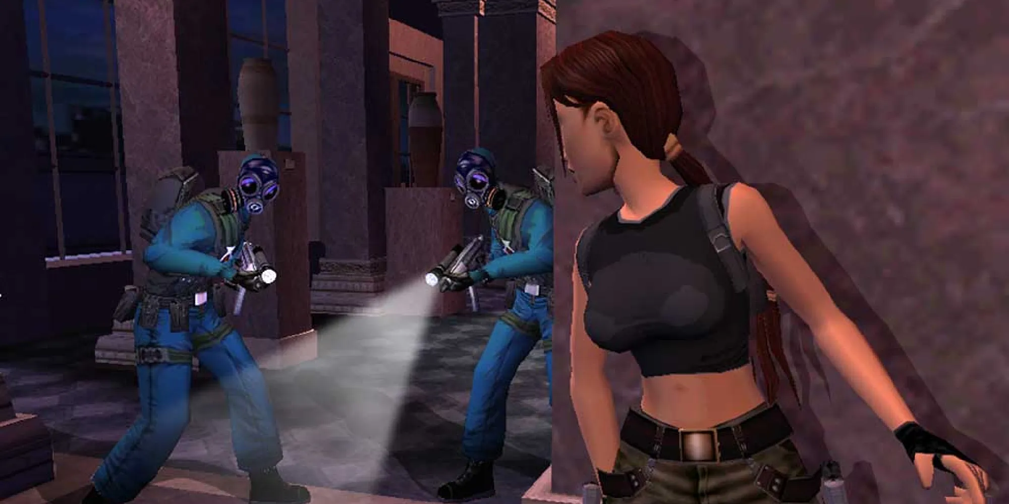 Lara pasando sigilosamente frente a dos soldados con pasamontañas en El Ángel de la Oscuridad