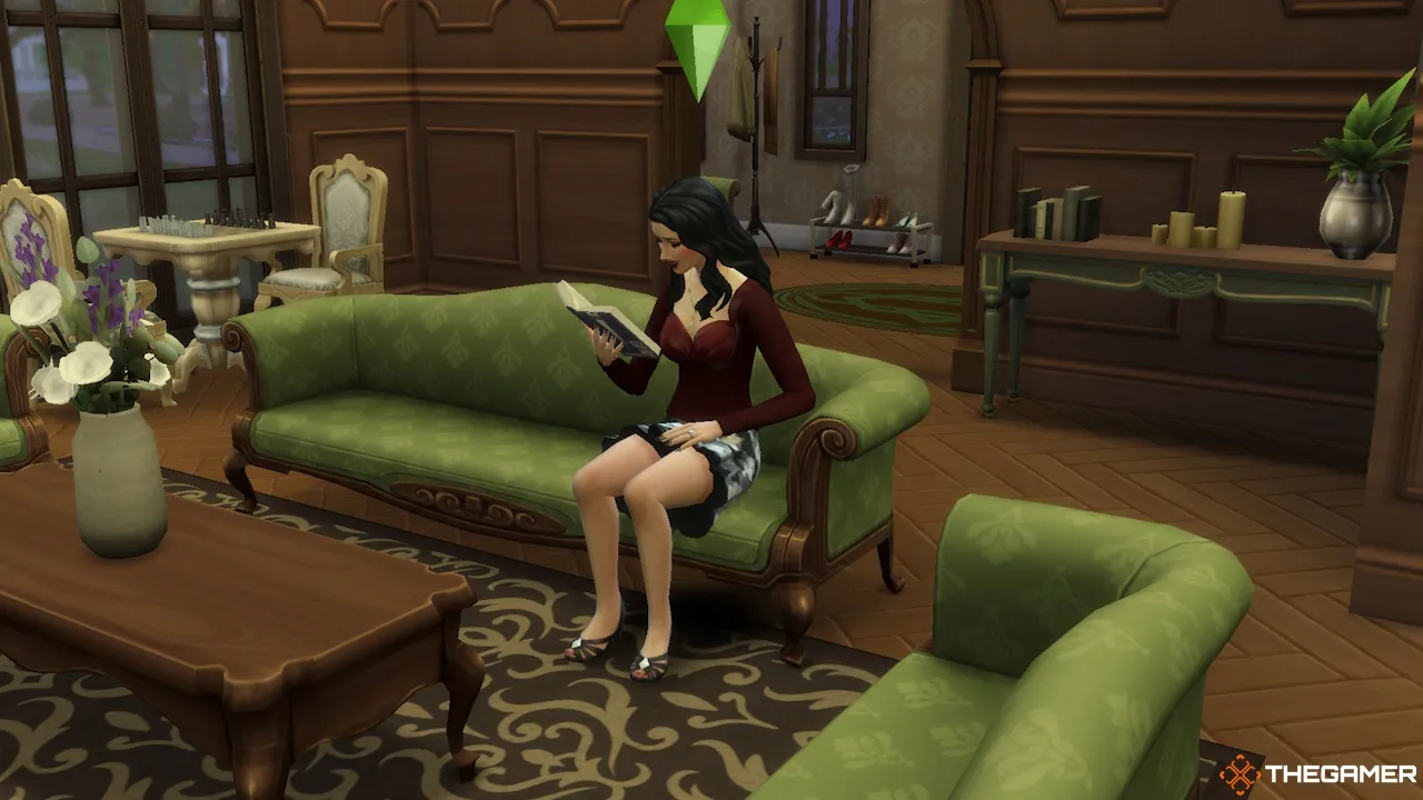一位女性Sim在豪宅客厅里阅读