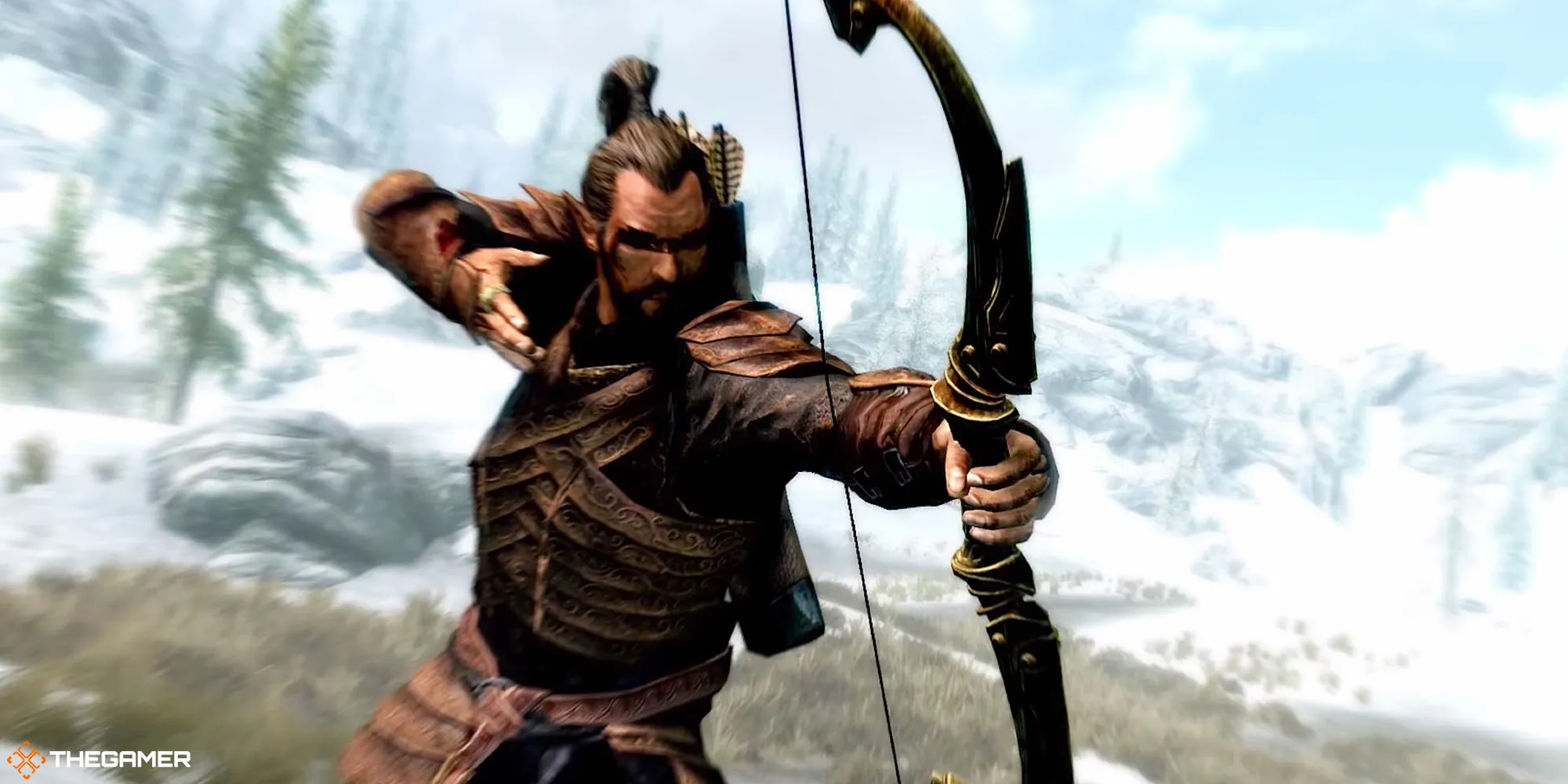 Skyrim : Un elfe tire une flèche avec un arc.