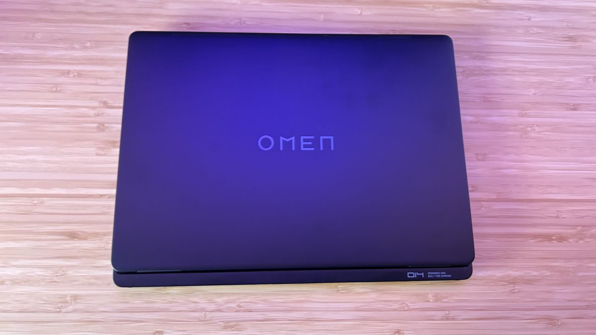 HP Omen Transcend 14 laptop de gaming con tapa cerrada en un escritorio de madera