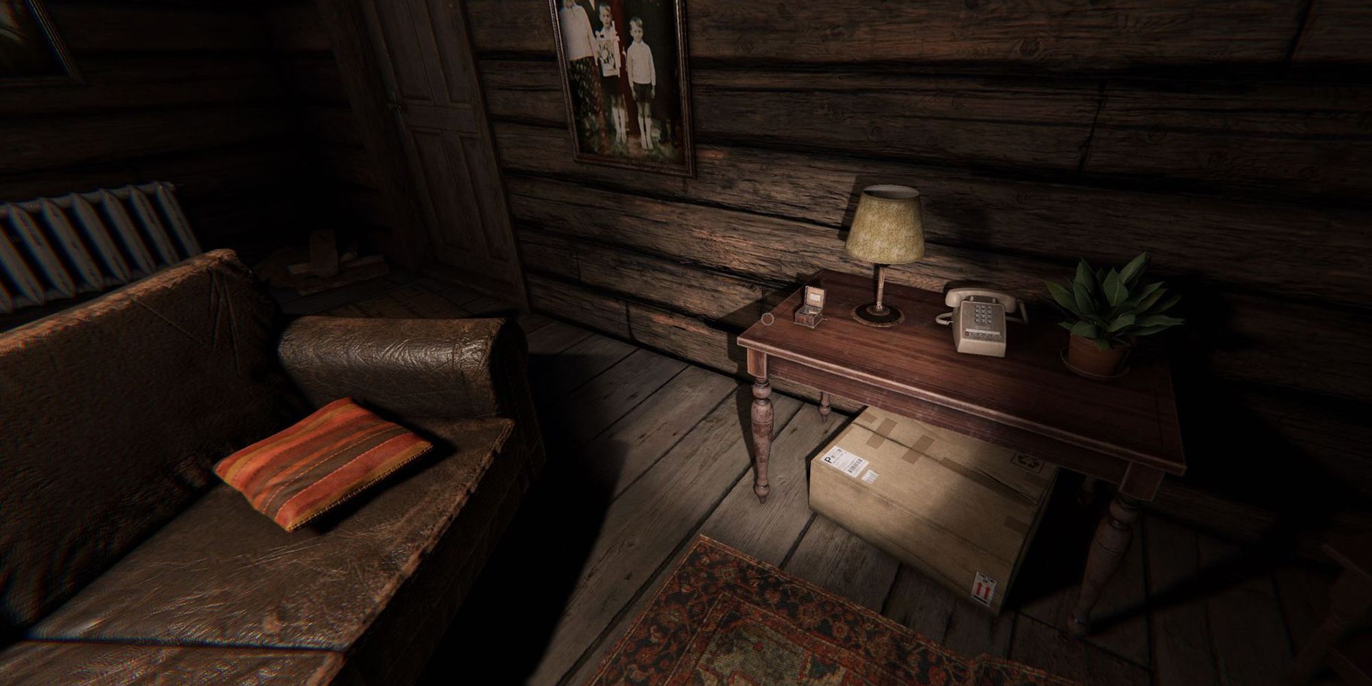图像显示了幽灵惊魂中Bleasdale农舍客厅里一张小木桌上的音乐盒，旁边有一盏灯和电话。