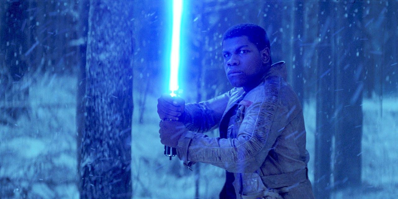 Finn empuña un sable de luz en Star Wars: El Despertar de la Fuerza