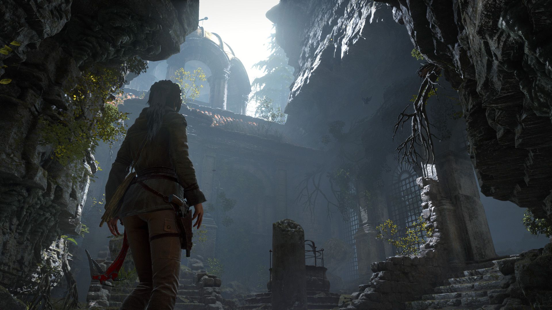 Lara Croft de pie en una ruina cavernosa en Rise of the Tomb Raider.
