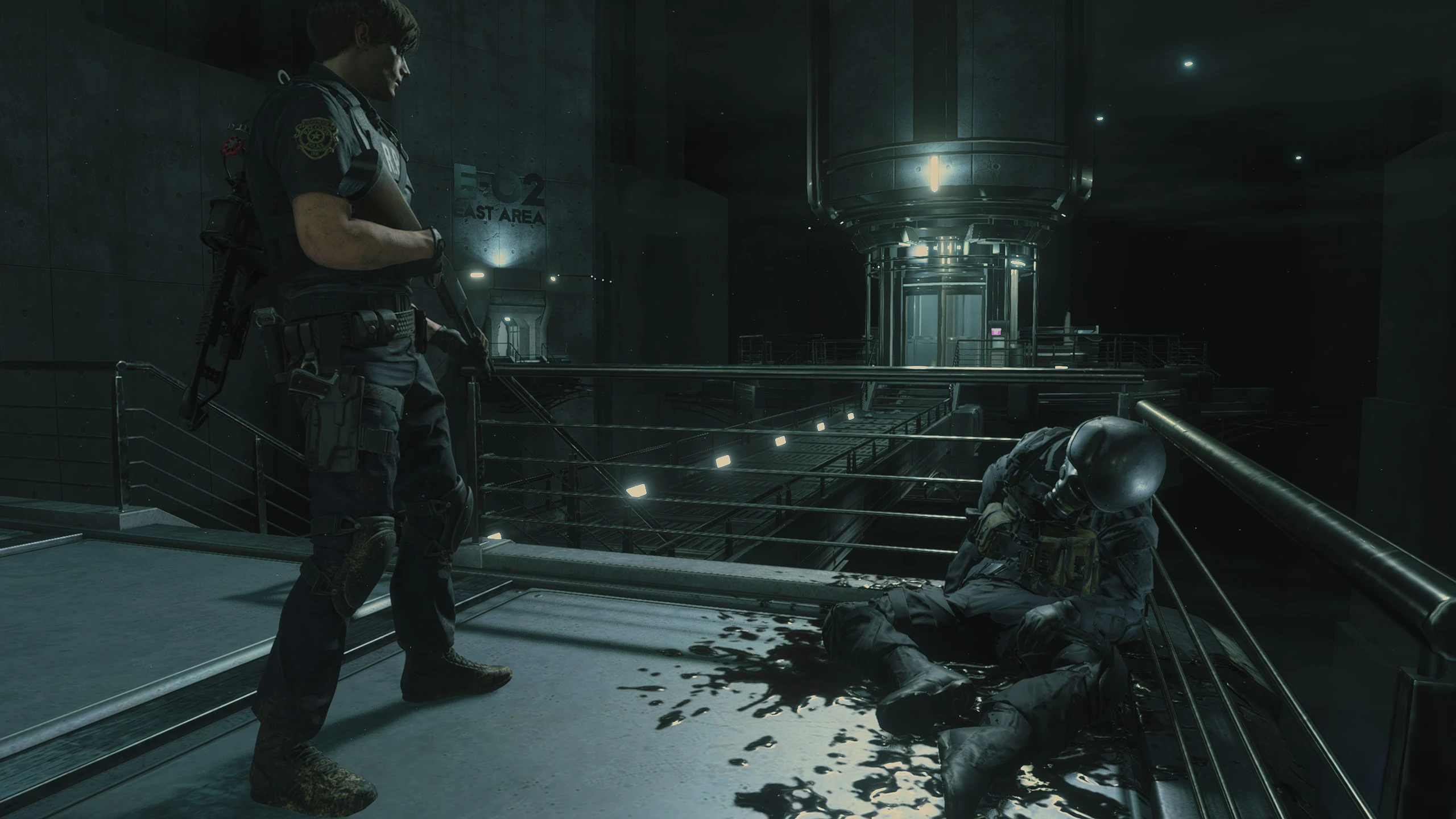 Leon si staglia su un soldato con elmetto sanguinante nella mod Resident Evil 2 Remake con telecamera fissa