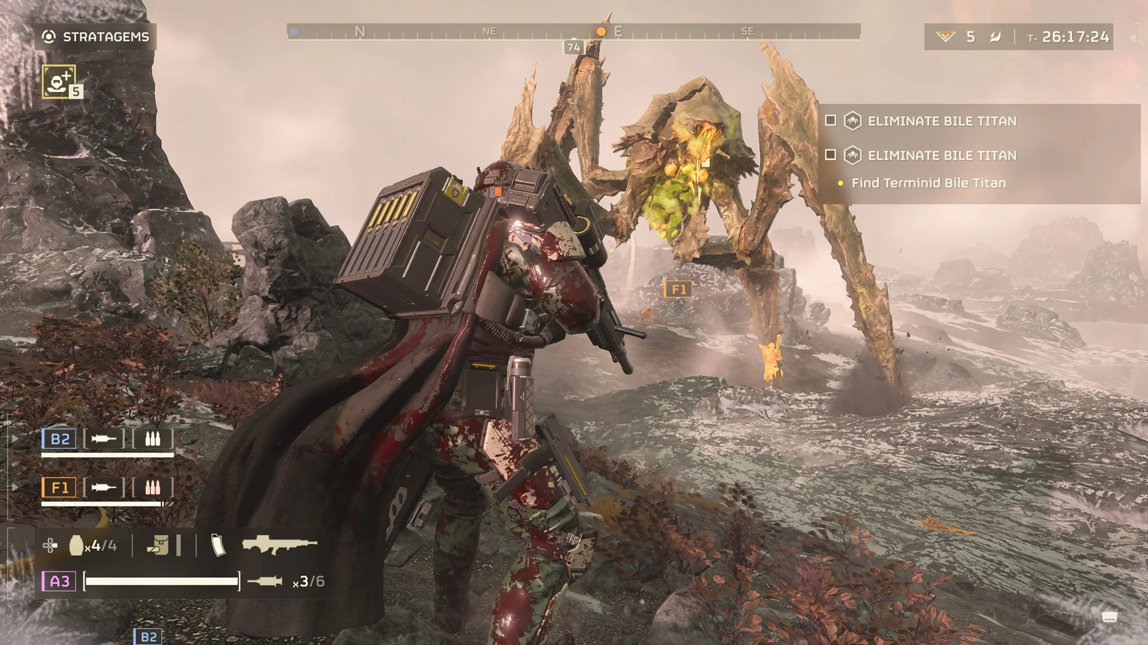 Personaggio del giocatore si posiziona vicino a un Titano Bile con l'armatura facciale rotta in Helldivers 2.