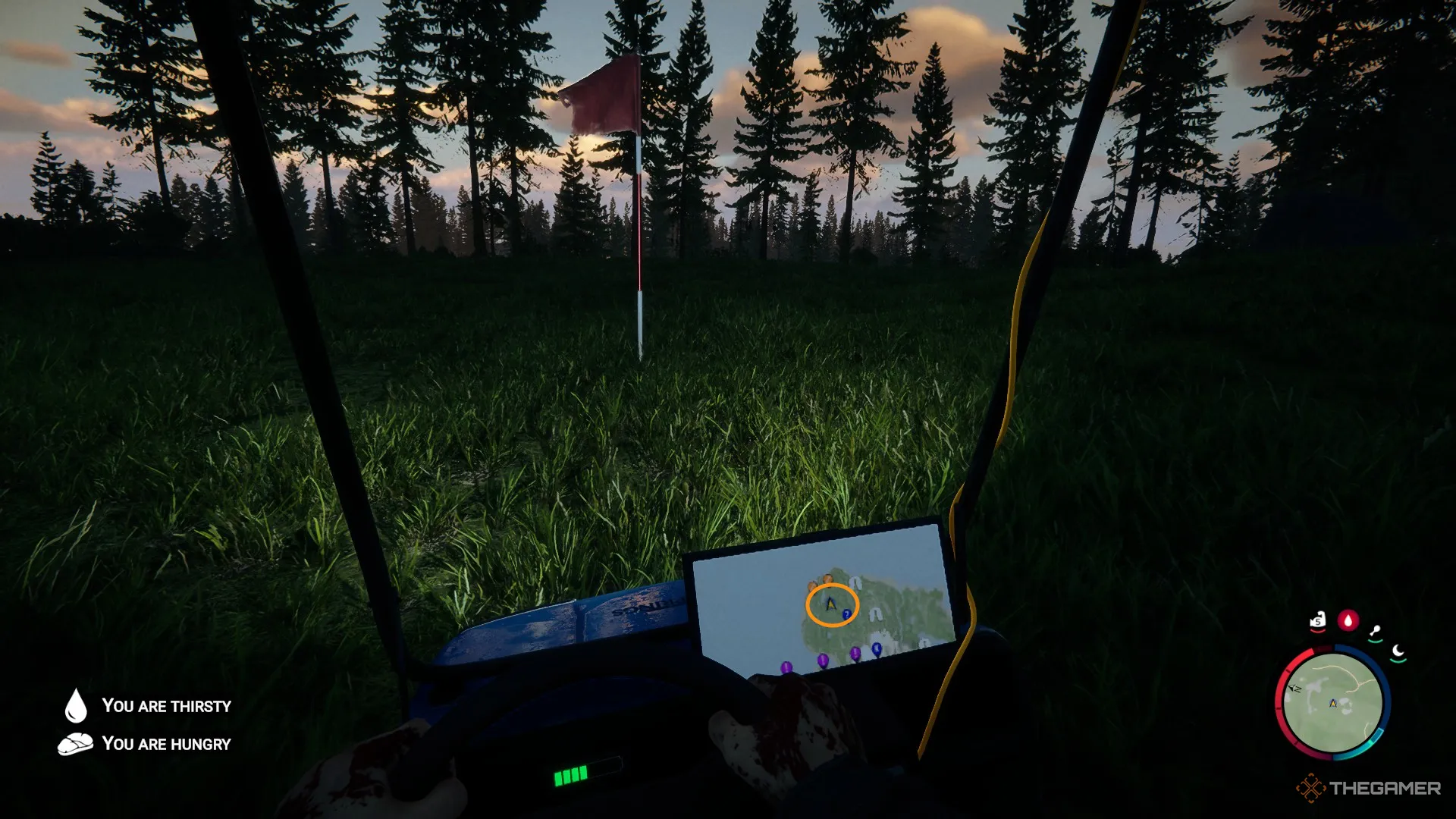 Uno screenshot da Sons of the Forest che mostra il personaggio giocatore seduto in un golf cart con i fari puntati verso una bandierina da golf rossa e bianca.
