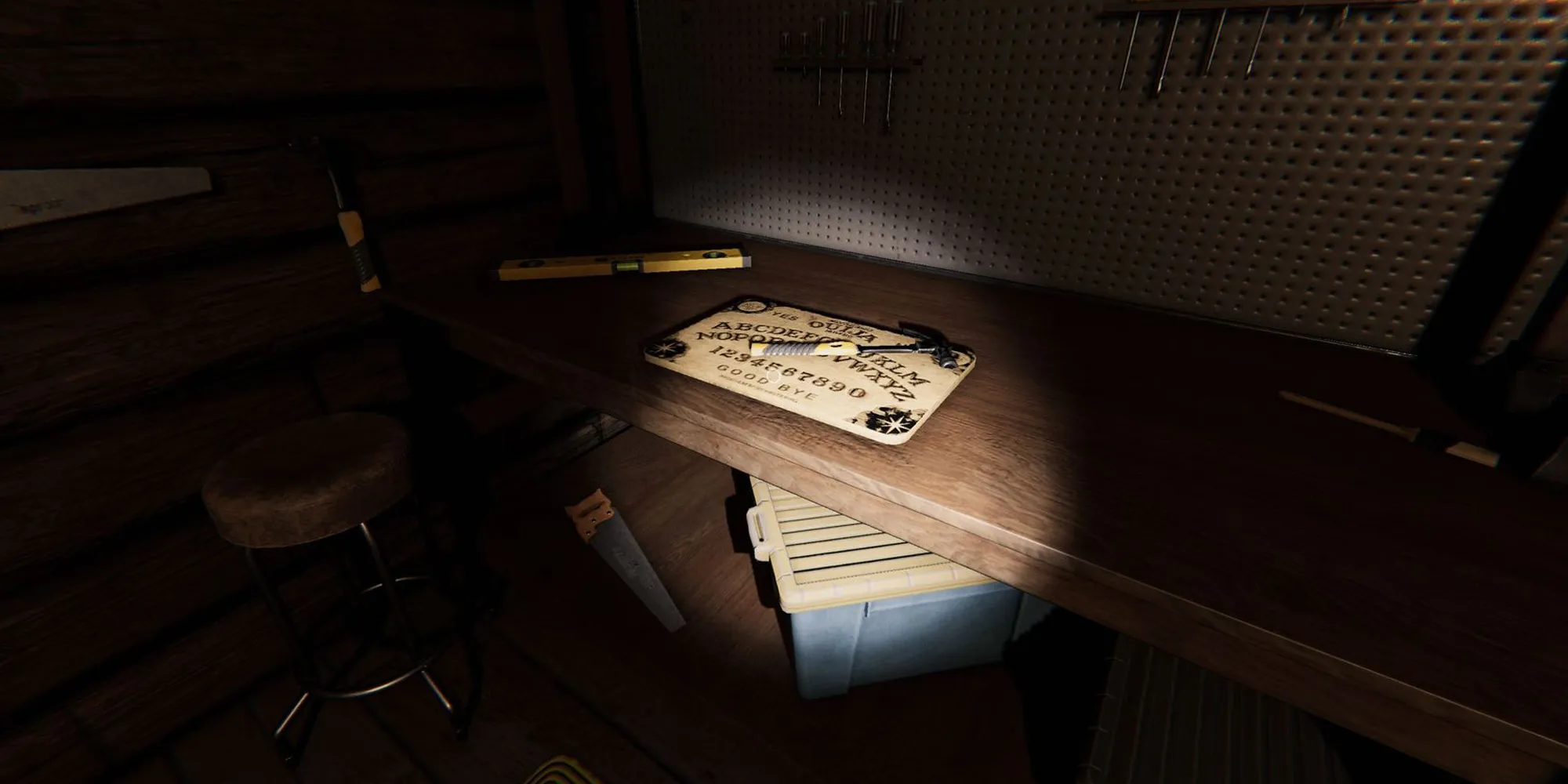 L'image représente un tableau ouija sur un bureau en bois avec un marteau dessus à la ferme de Bleasdale dans Phasmophobia.