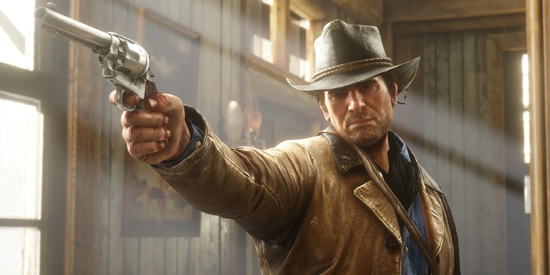 Arthur Morgan de Red Dead 2 apuntando con una pistola a un personaje fuera de escena