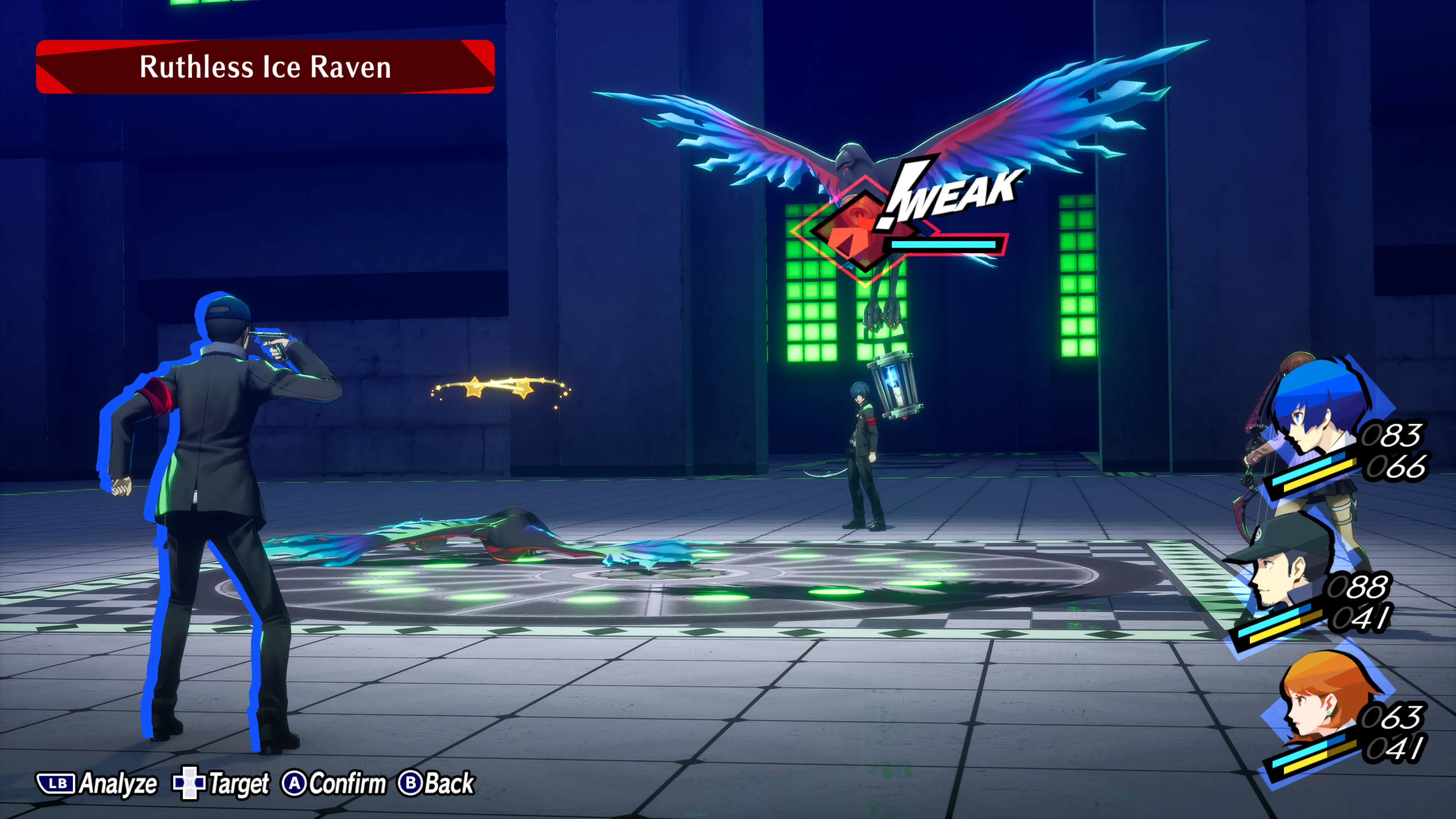 Junpei Iori se préparant à lancer un sort Agi contre l'ennemi Ruthless Ice Raven dans Persona 3 Reload