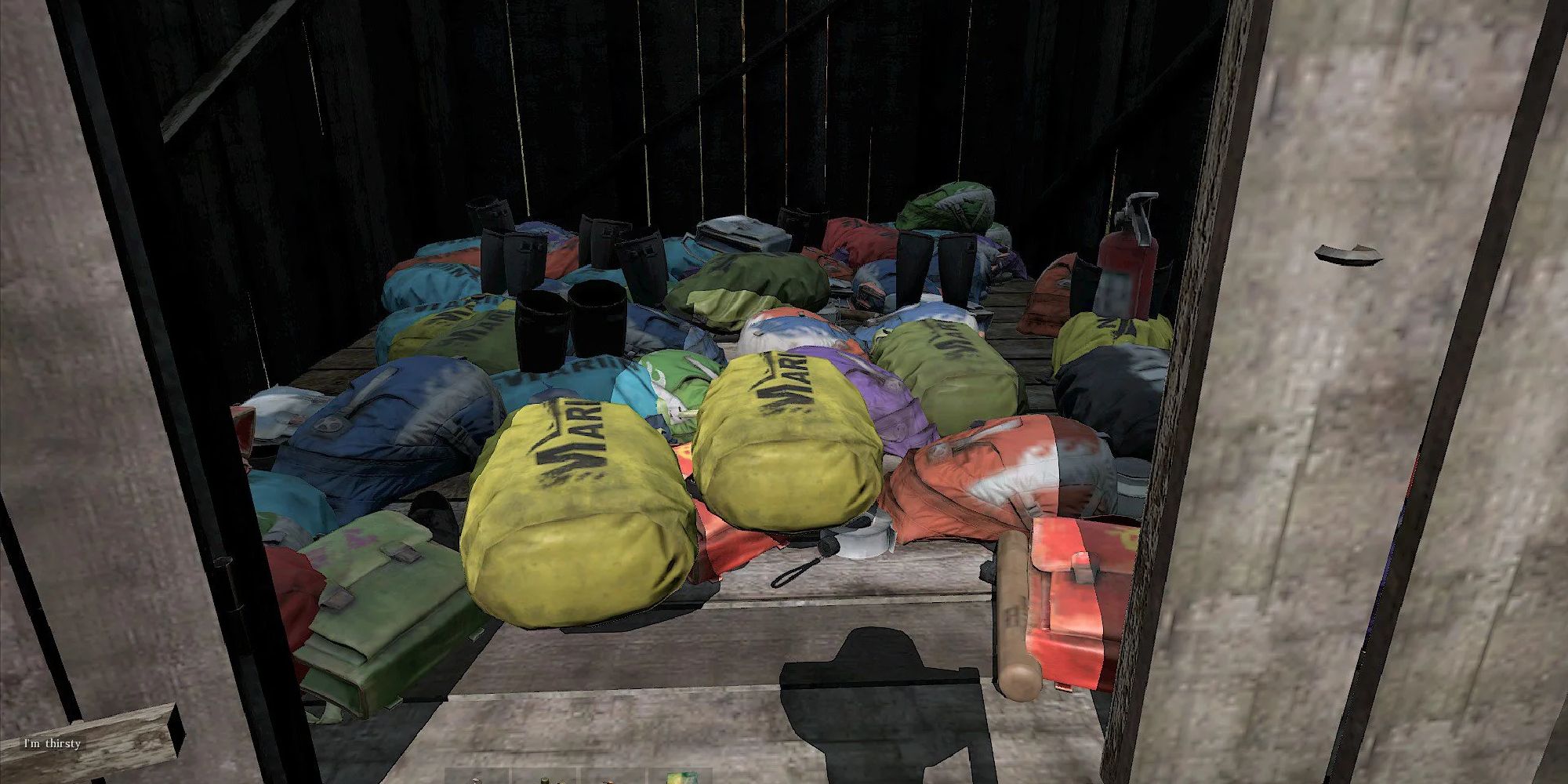 Un hangar rempli de sacs à dos Drybag colorés