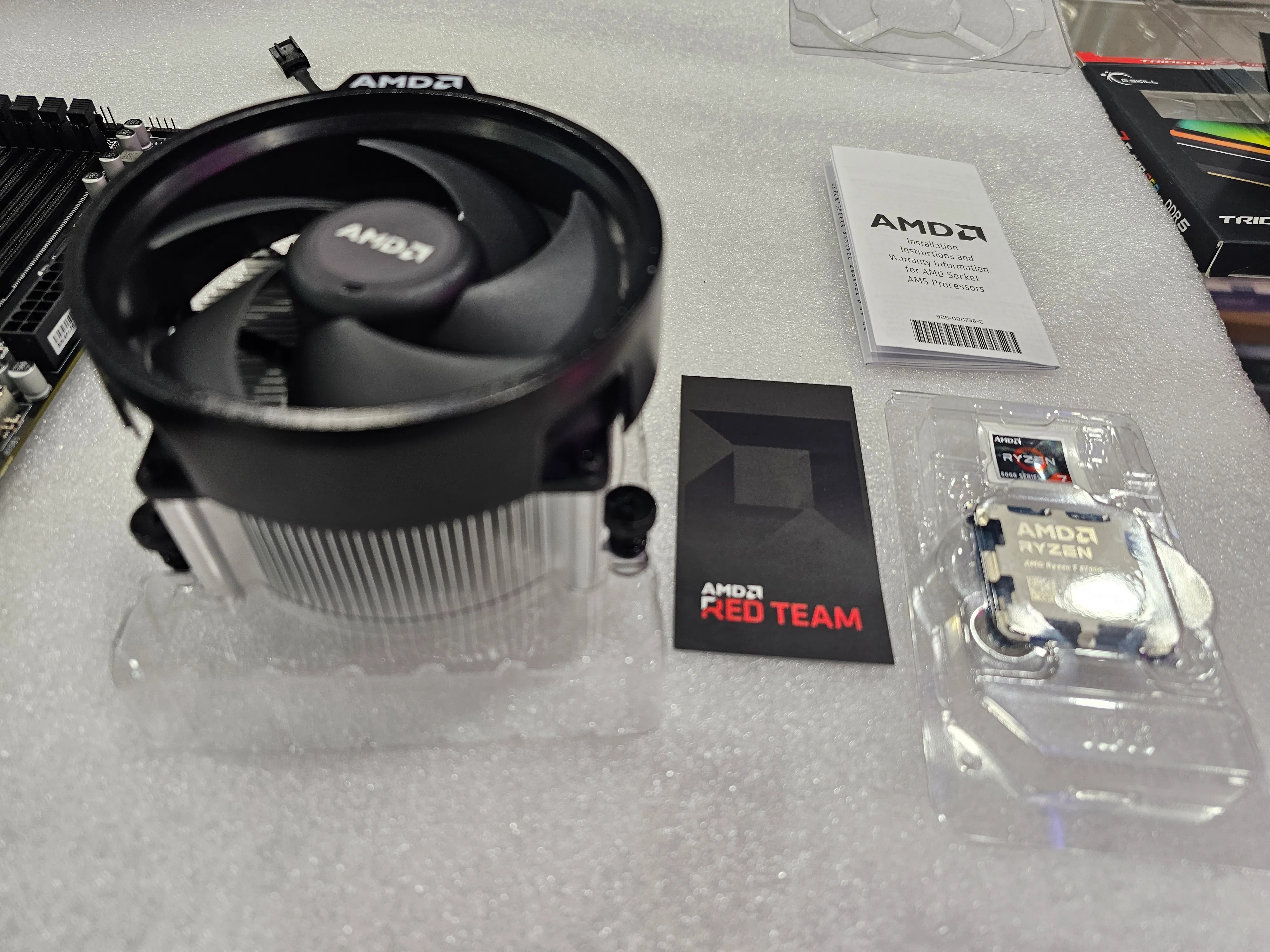 AMD Ryzen 7 8700G 零售包装盒