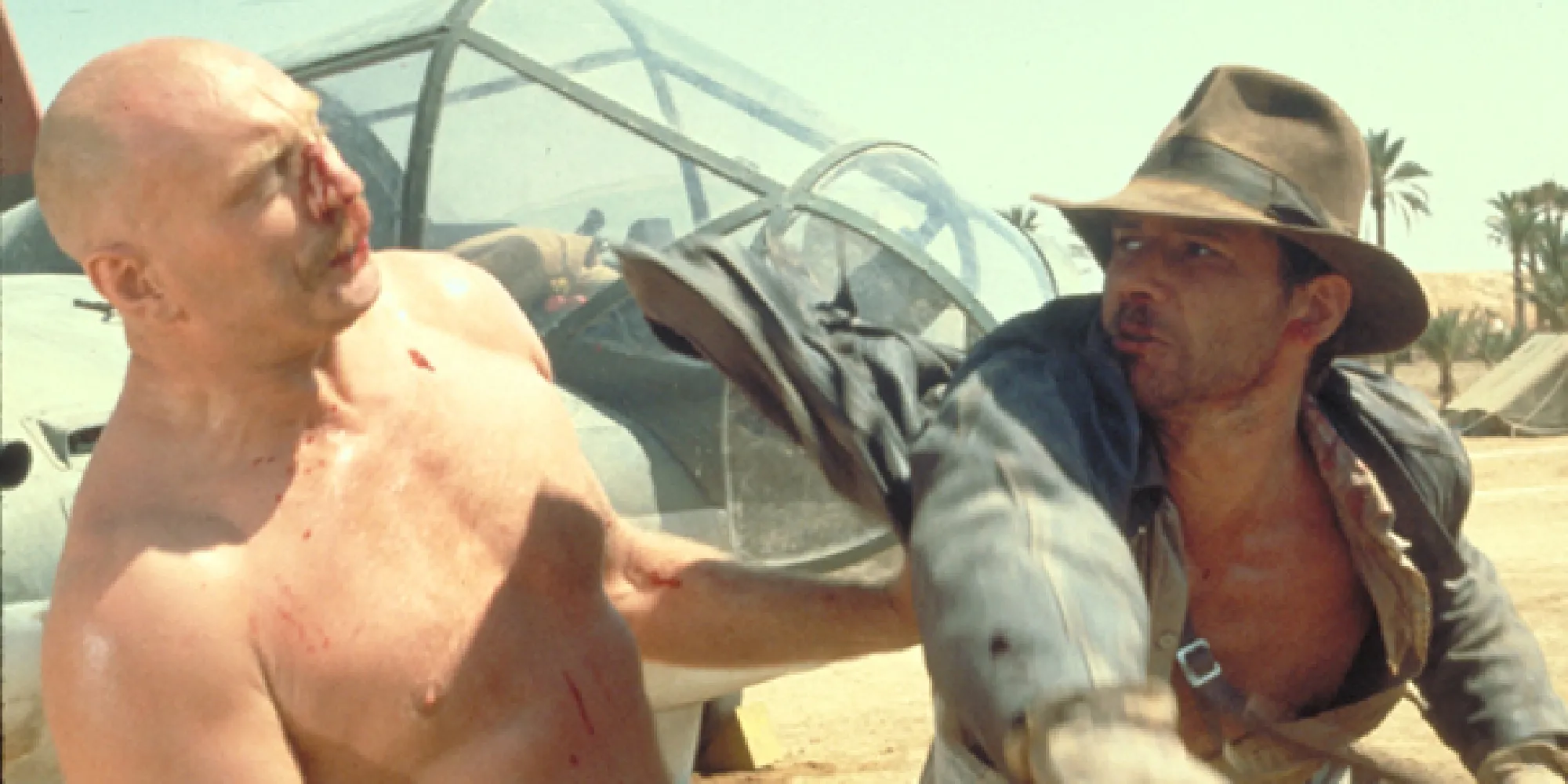 Indiana Jones frappant un mécanicien nazi