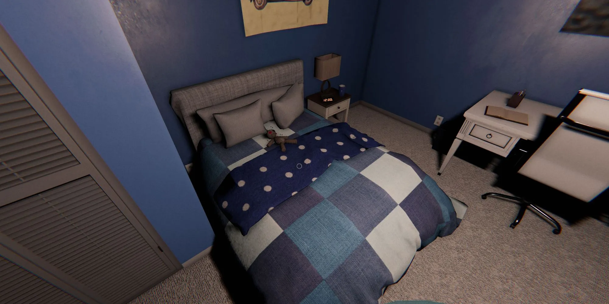 Изображение показывает куклу Вуду на кровати с синим и белым покрывалом-шахматкой. Это спальня на Edgefield Road в игре Phasmophobia. 