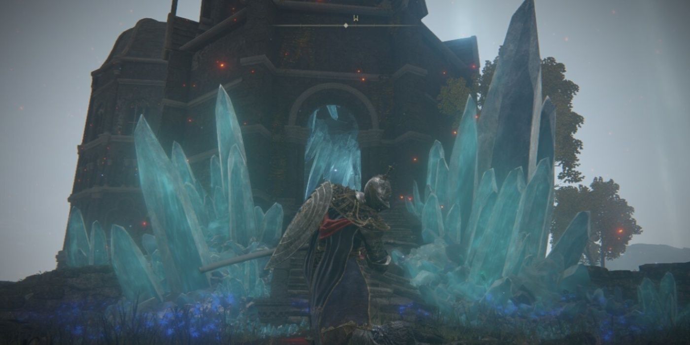 Cavaliere di Elden Ring che ripone la katana davanti a una torre di cristallo