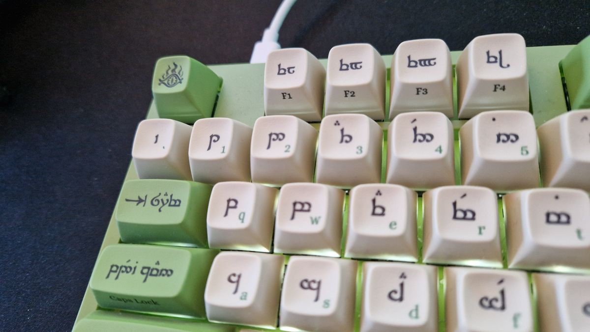 Drop + LOTR Elvish键盘的评测显示了精灵键帽和微妙的白色背光