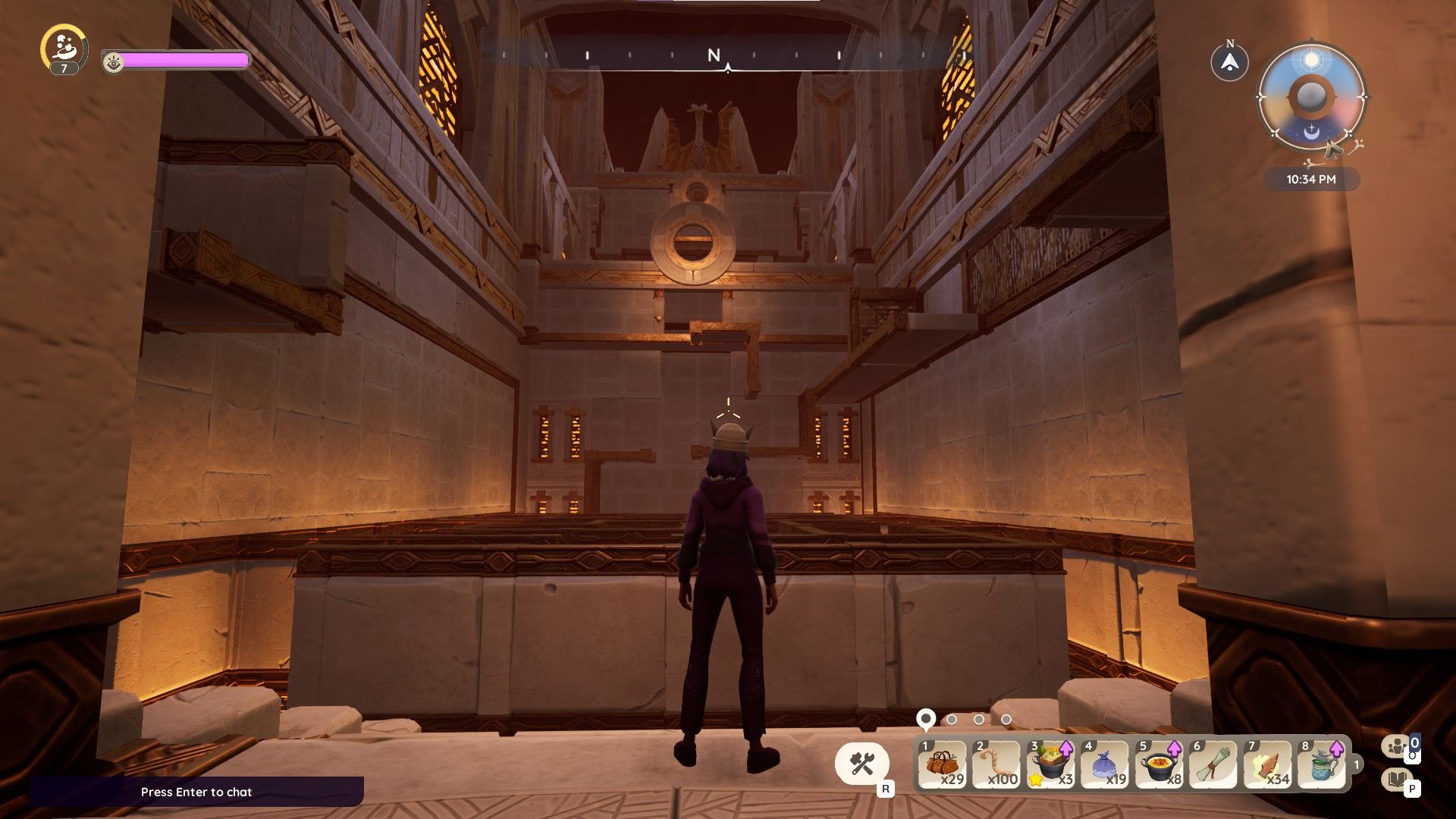 Palia Temple du Feu, entrée de la salle de labyrinthe avec un avatar debout dans l'embrasure de la porte.