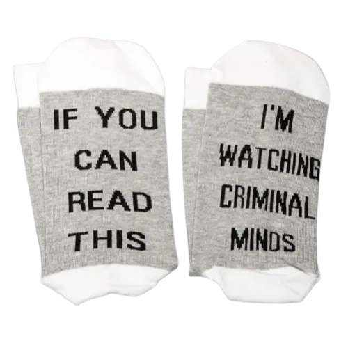 「If You Can Read This I’m Watching Criminal Minds」と書かれたクリミナルマインズのテーマソックス。