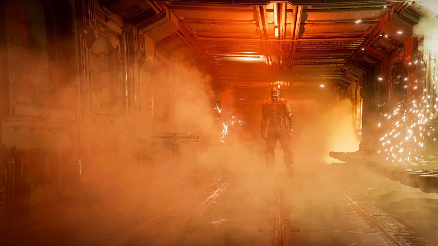 Dead Space 리메이크 리뷰 - Isaac Clarke는 오렌지빛-빨간빛으로 밝힌 복도 끝에서 카메라를 향해 오른쪽으로 오프셋으로 서 있으며 오른쪽에서 불꽃이 튀고 있습니다