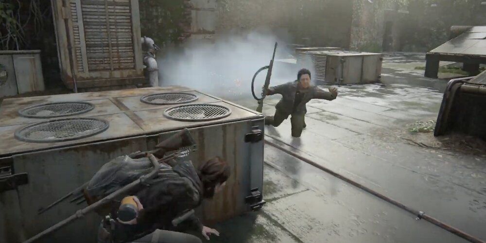 Ellie utilisant une bombe fumigène sur un ennemi