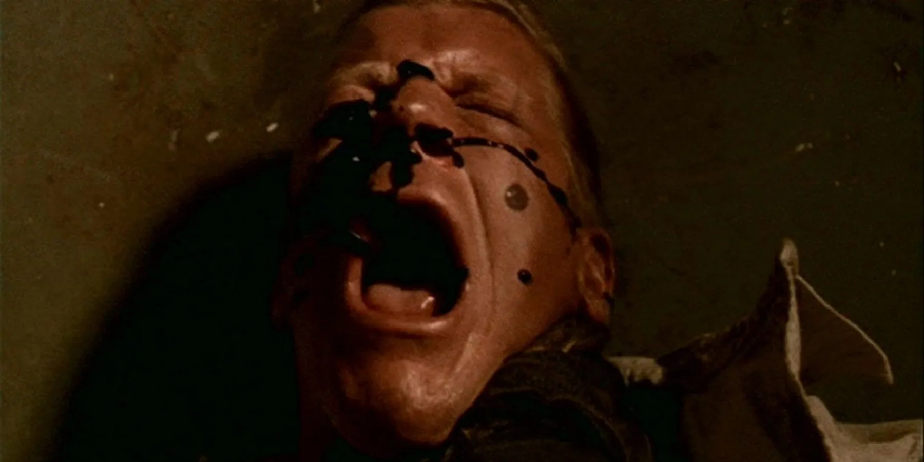 Черная нефть на лице мужчины в сериале The X-Files