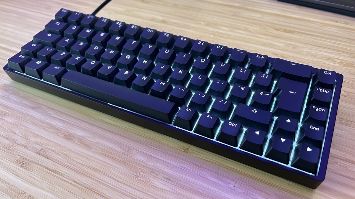 Endgame Gear KB65HE 键盘放在木桌上