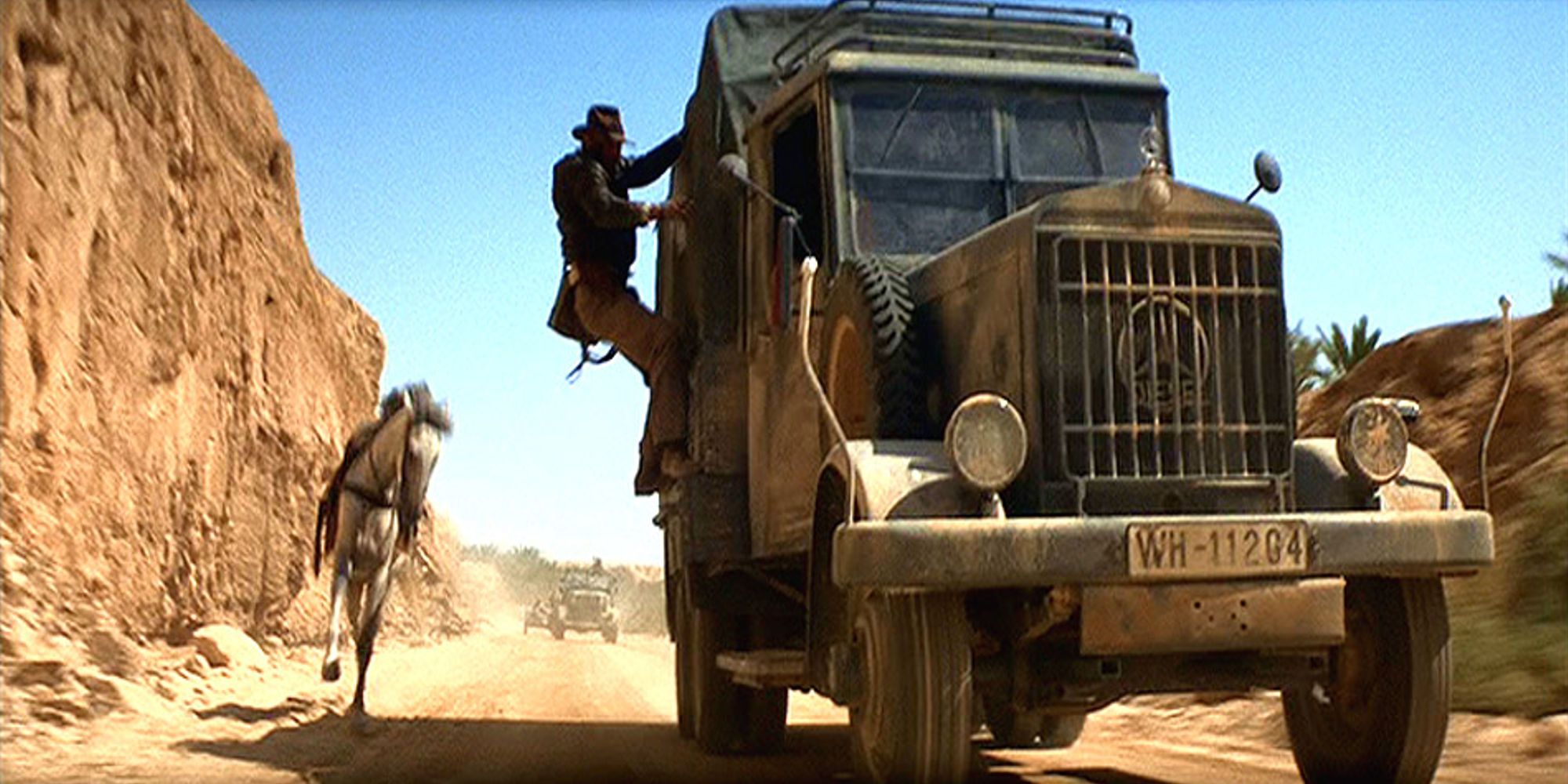 Indiana Jones s'accroche à un camion