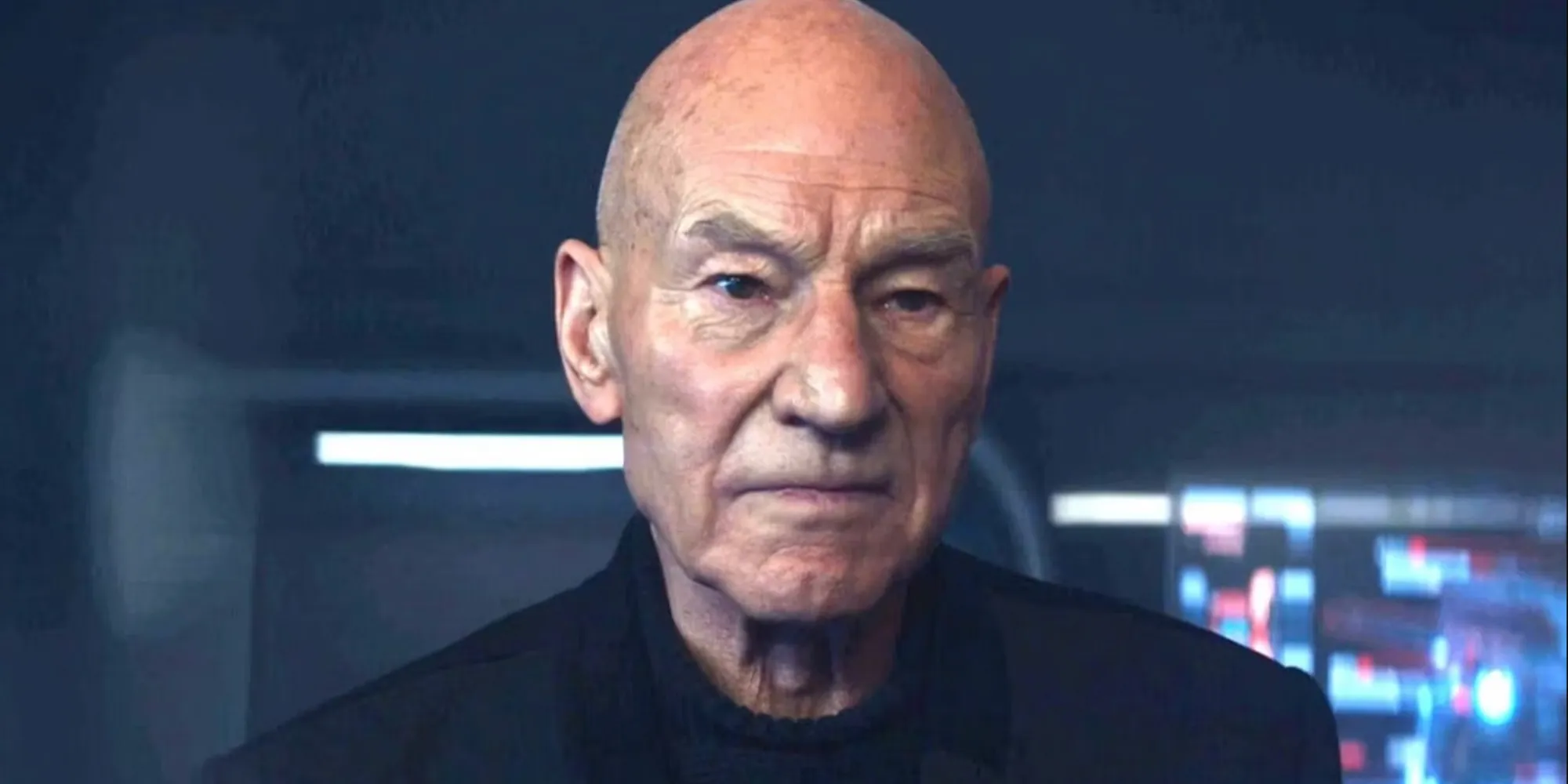 Picard en la cubierta luciendo serio