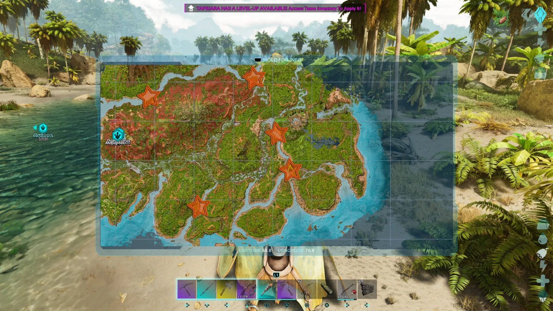 Personaje del jugador montado en un Tapejara y mirando su mapa que tiene varias estrellas naranjas editadas en diferentes partes en ARK: Survival Ascended.