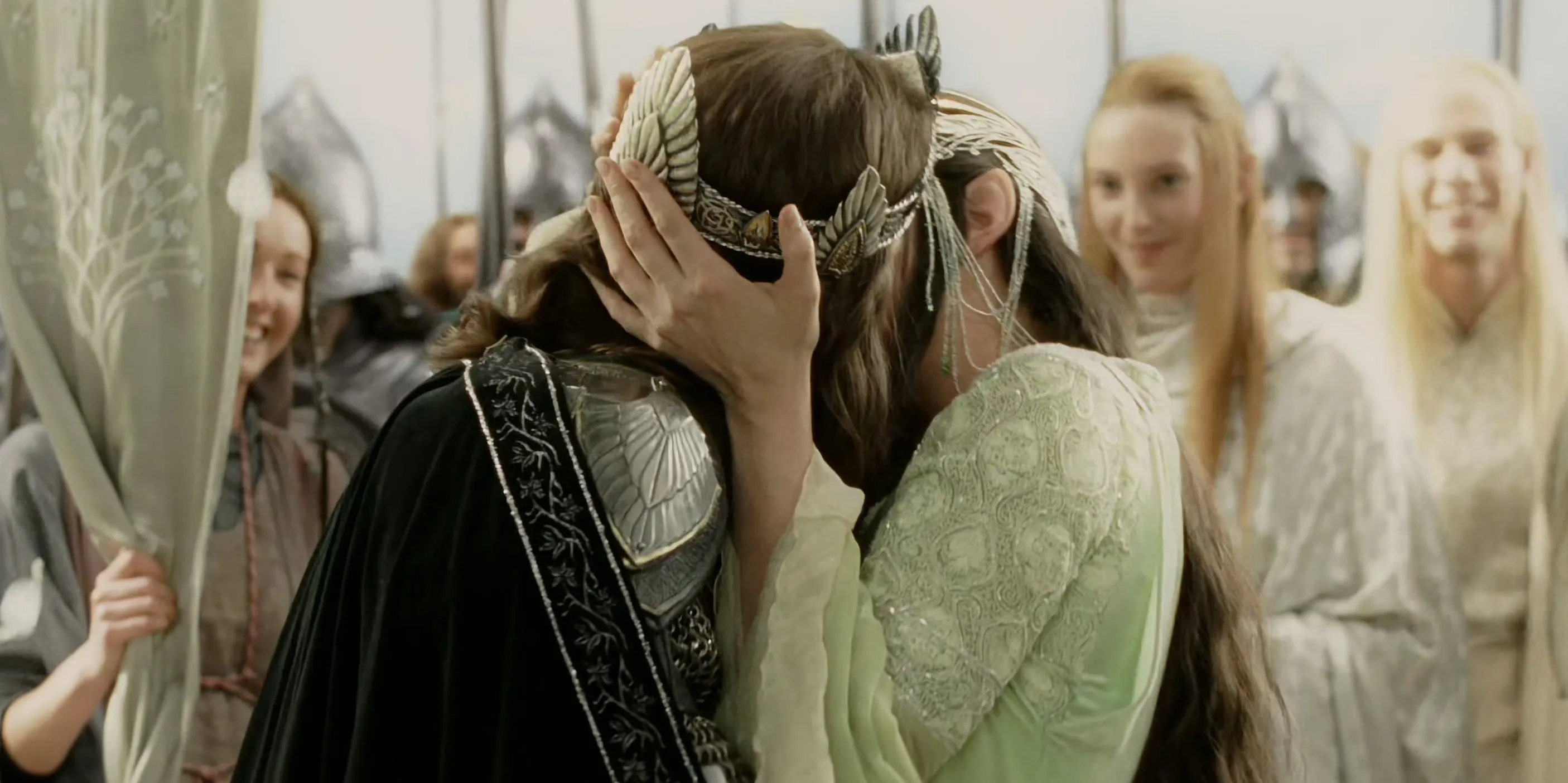 Aragorn e Arwen che si baciano