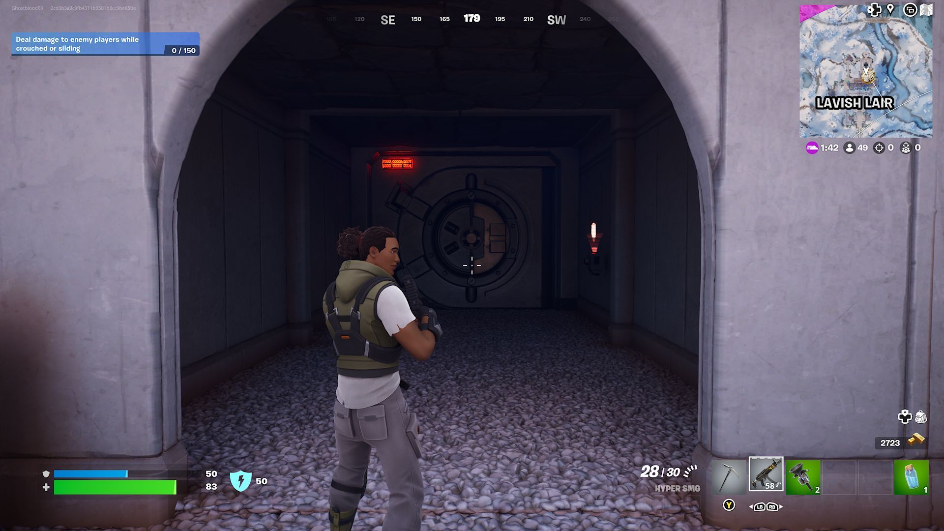 Um jogador em frente a um cofre escondido embaixo de um arco no Covil Suntuoso em Fortnite.