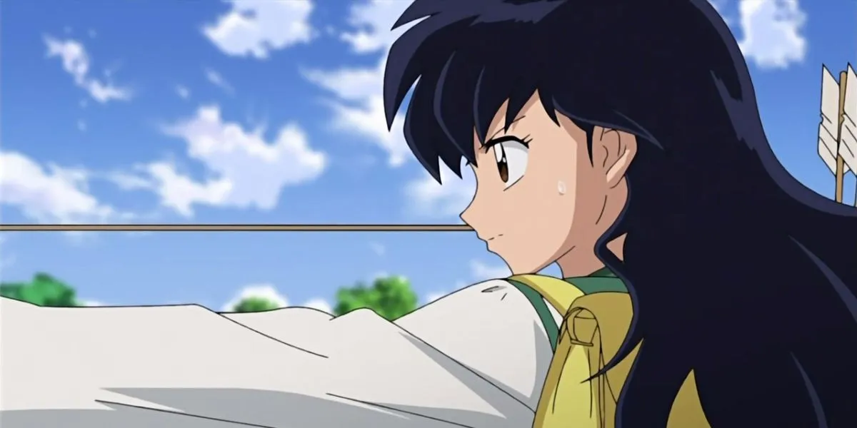 Кагомэ Хигураши из аниме «Inuyasha» держит стрелу и наводит на цель