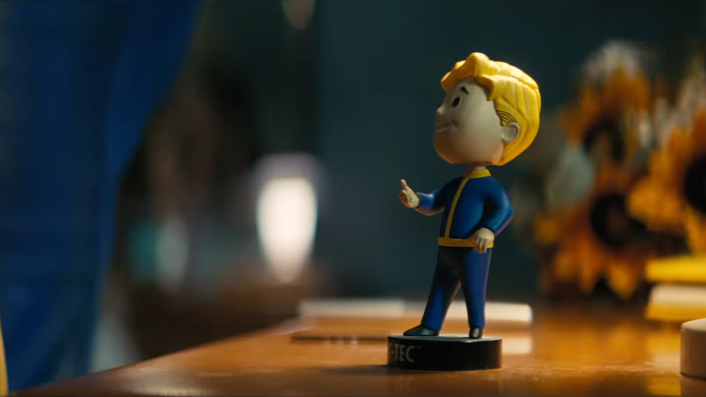 Un bobblehead di Vault Boy nella serie TV di Fallout di Amazon