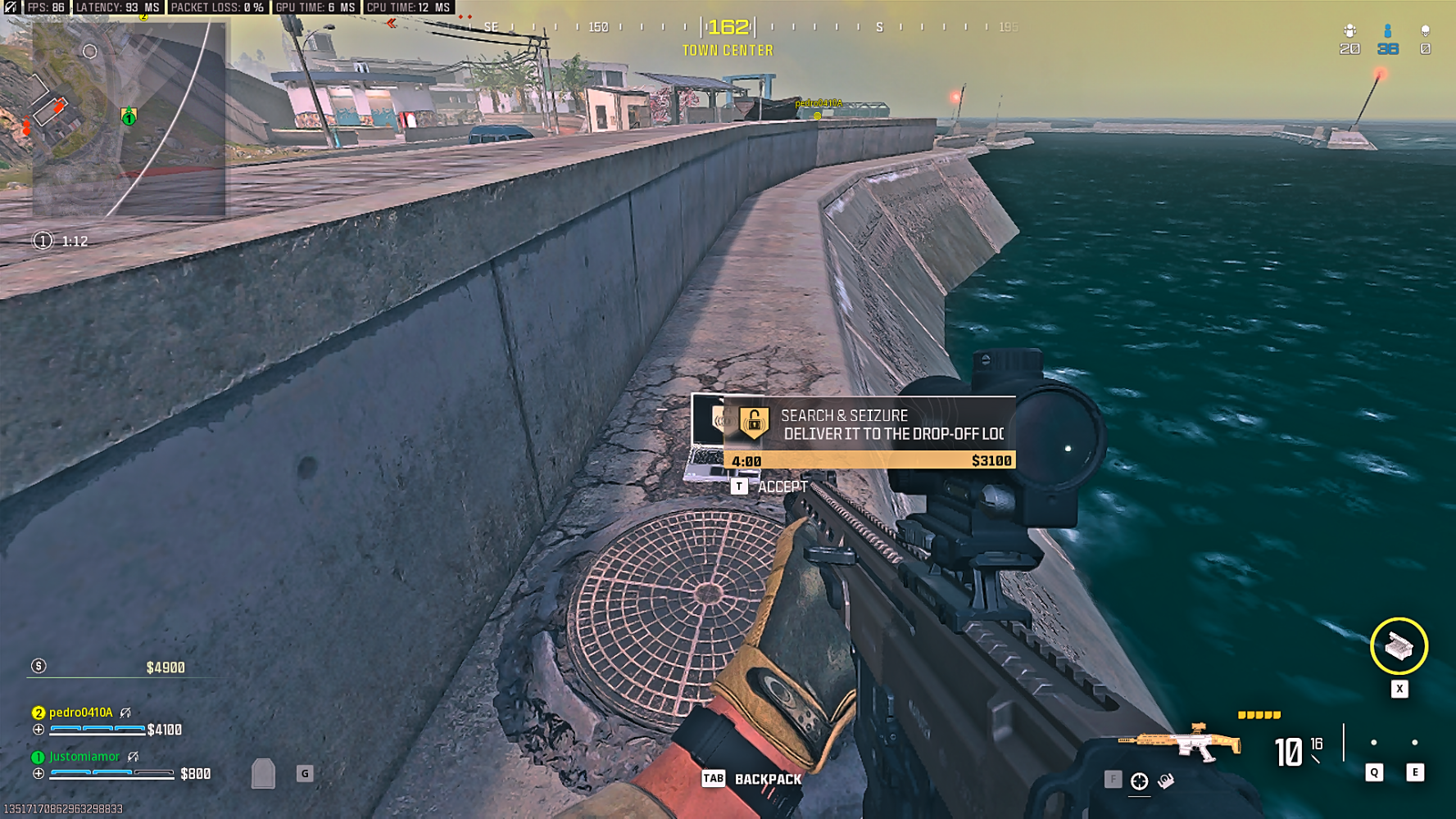 Jugador mirando una computadora portátil en la costa de Ashika en Call of Duty: Warzone