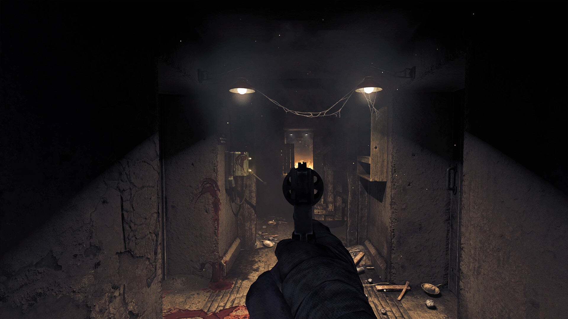 Il giocatore prende di mira una pistola lungo un corridoio a una creatura invisibile in Amnesia: The Bunker.