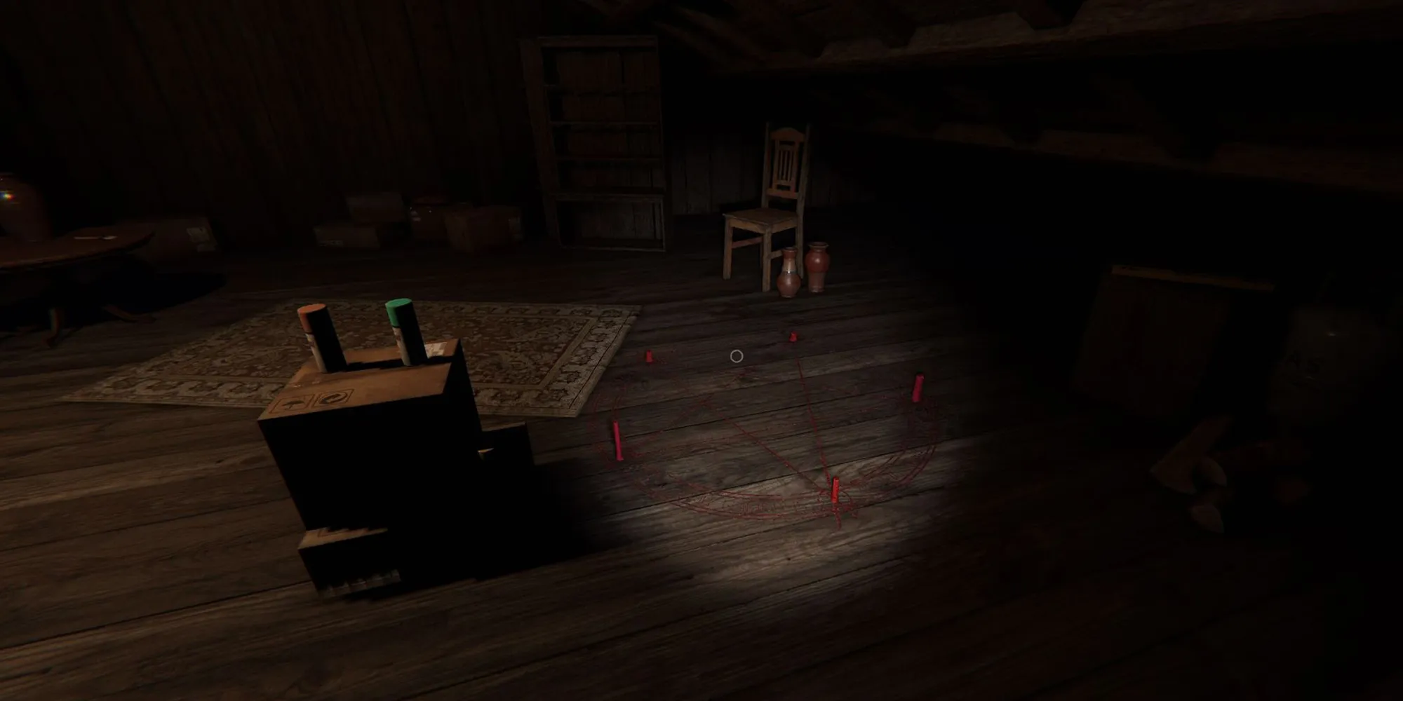 图像显示了幽灵惊魂中Bleasdale农舍的阁楼上地板旁边的红色召唤圈，旁边放着两个箱子和顶部放着罐子。