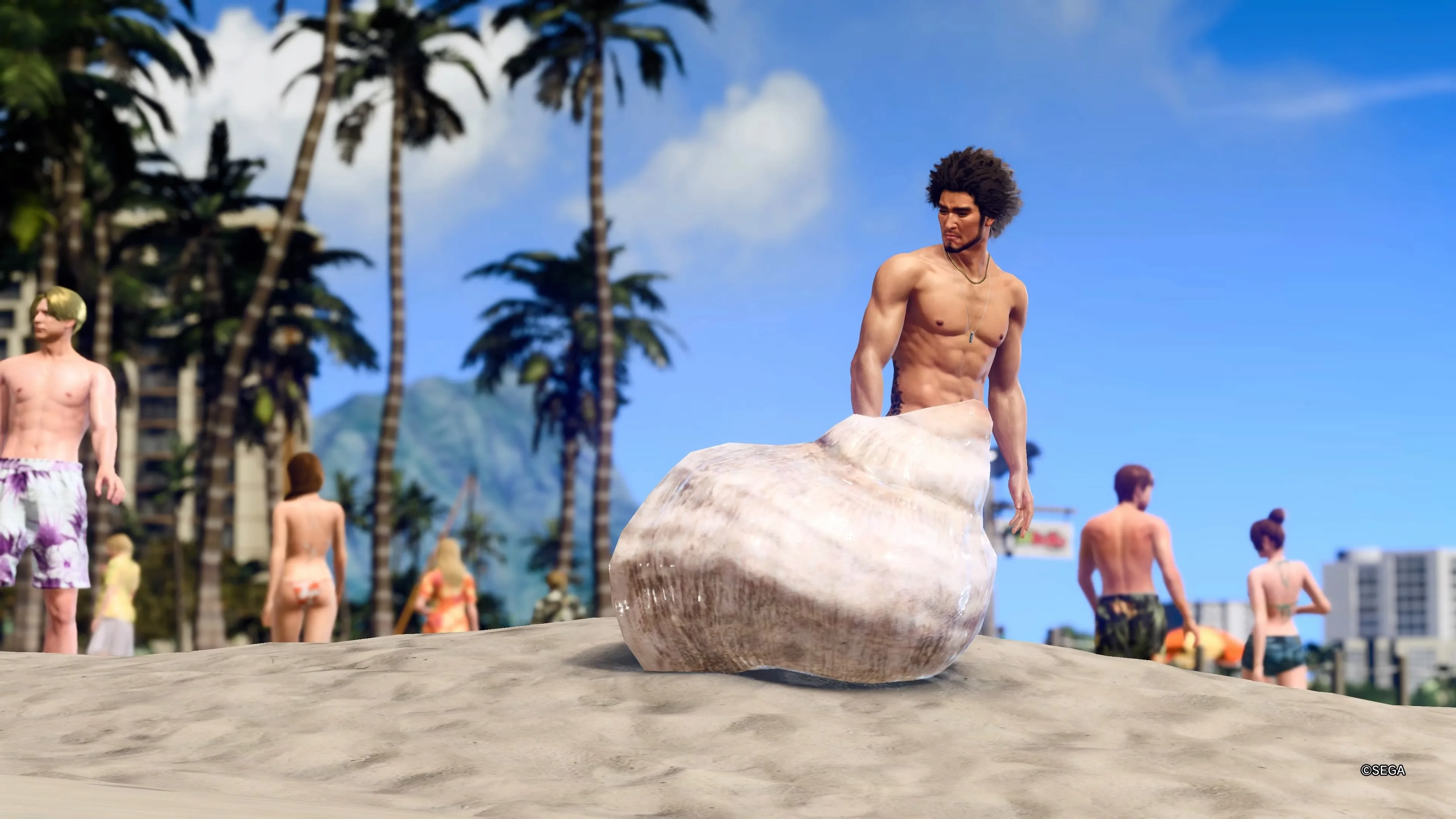 Kasuga nudo sulla spiaggia con una conchiglia di fronte a lui in Like a Dragon Infinite Wealth.