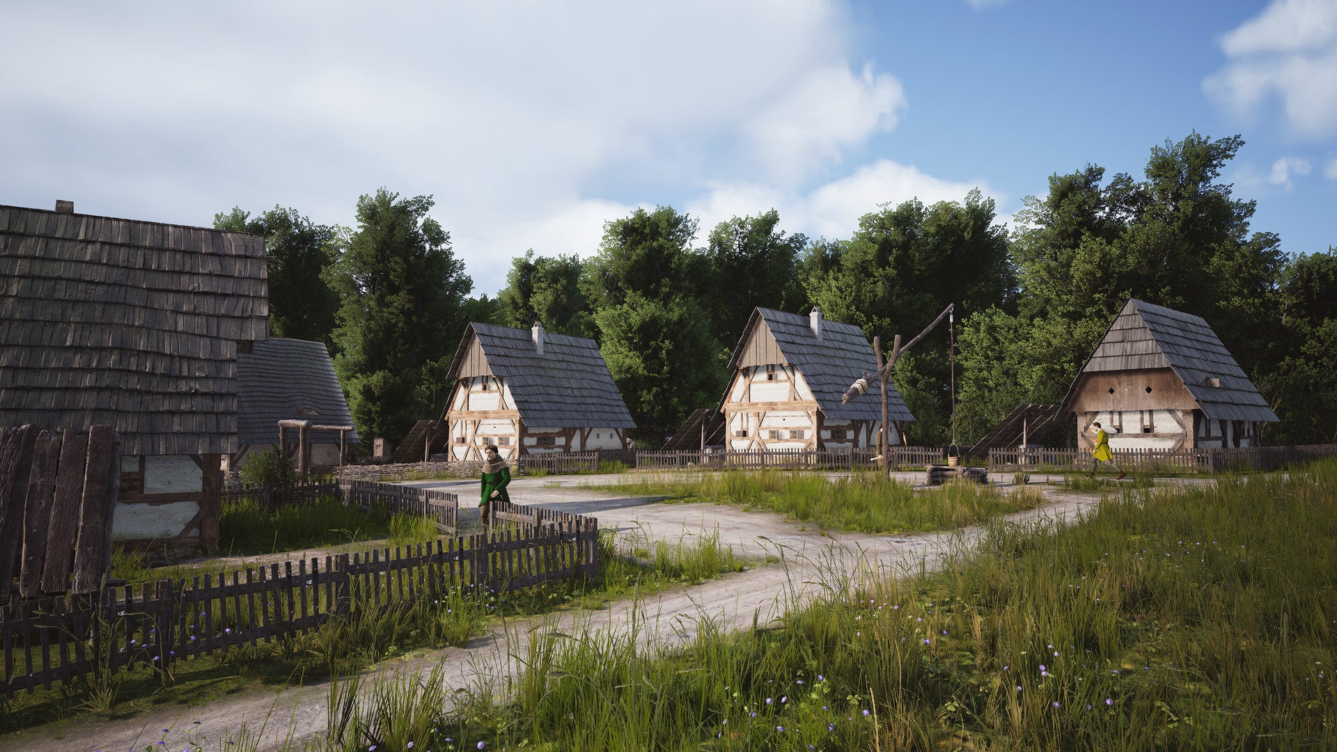 Un gruppo di case medievali con tetti di paglia e muri di terra si trovano in una campagna con erba verde scura e cielo blu ma nuvoloso.