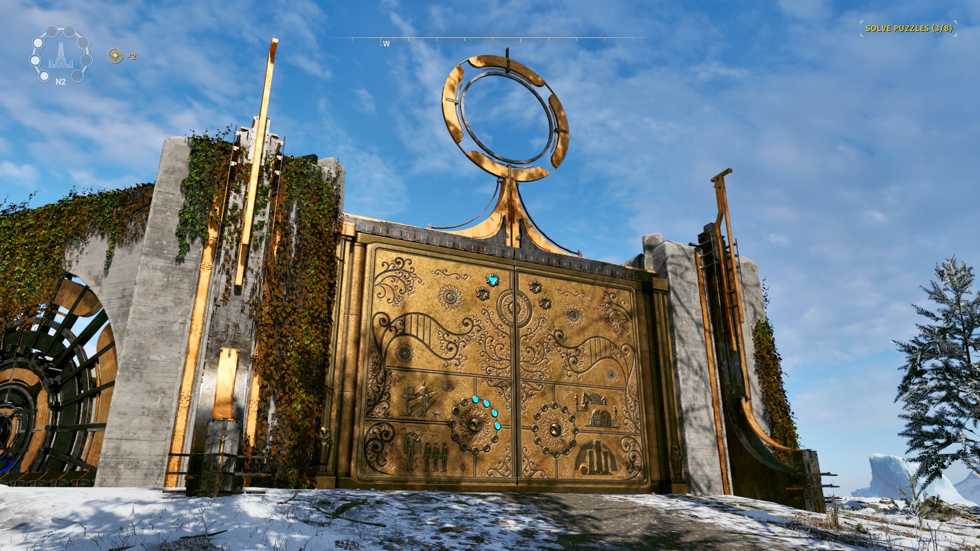 Гигантские золотые ворота с изысканными резьбами, некоторые из которых светятся синим.