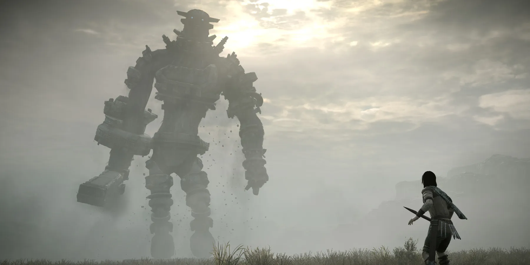 O protagonista olhando para um titã gigantesco em Shadow of the Colossus