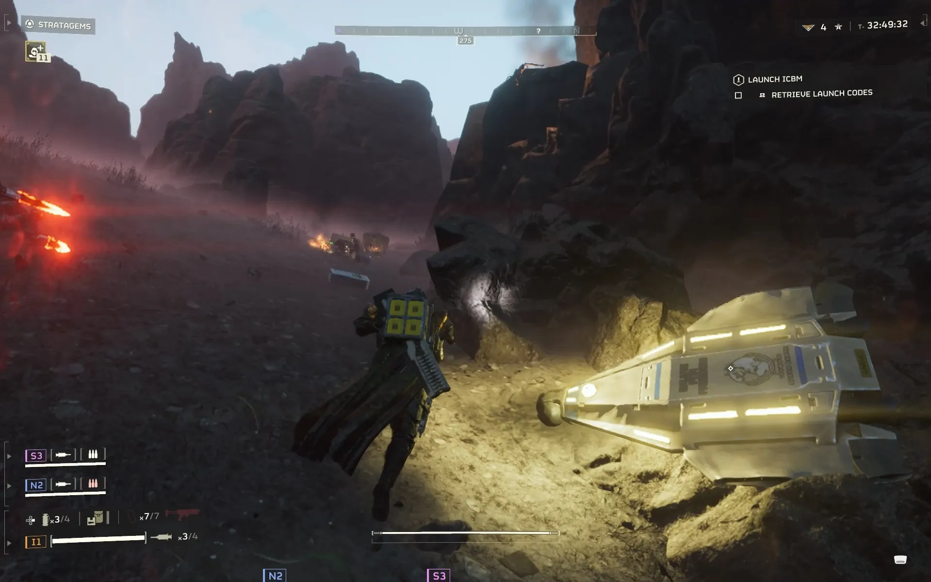 玩家在《地狱潜兵2》中去抢夺坠毁的逃逸舱以获取超级积分