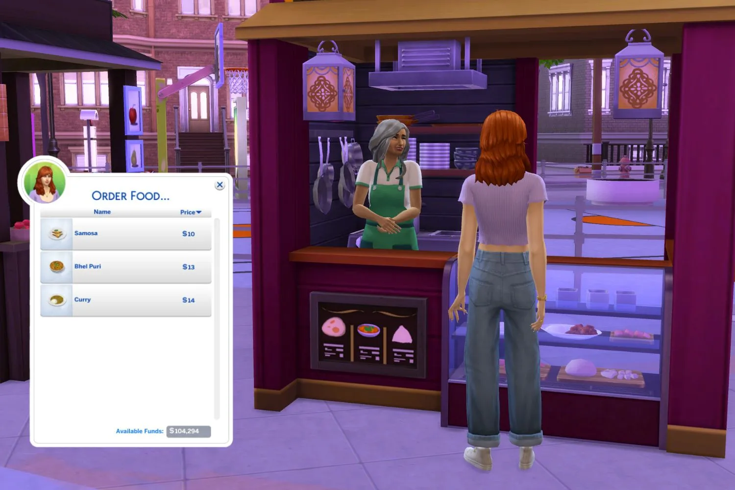 Una Sim femminile con capelli rossi si trova ad un banco di cibo, ordinando un pasto.