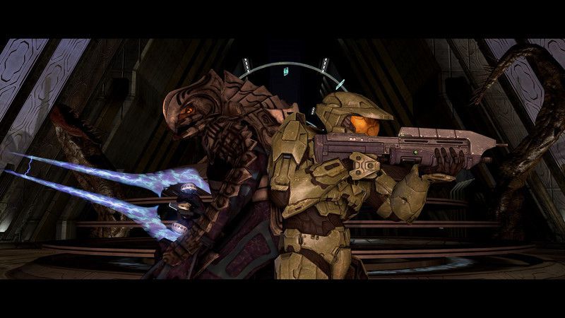 Halo 3의 화면에서 비행기사와 Master Chief가 무장하고 등을 맞대고 서 있습니다.